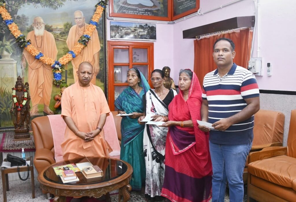 सीएम योगी ने अग्निकांड से पीड़ित लोगों को सौंपी सहायता राशि की चेक