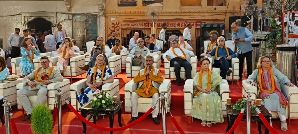 मां गंगा की महाआरती में शामिल हुए G-20 के डेलीगेट्स, देखी काशी की अलौकिक छटा