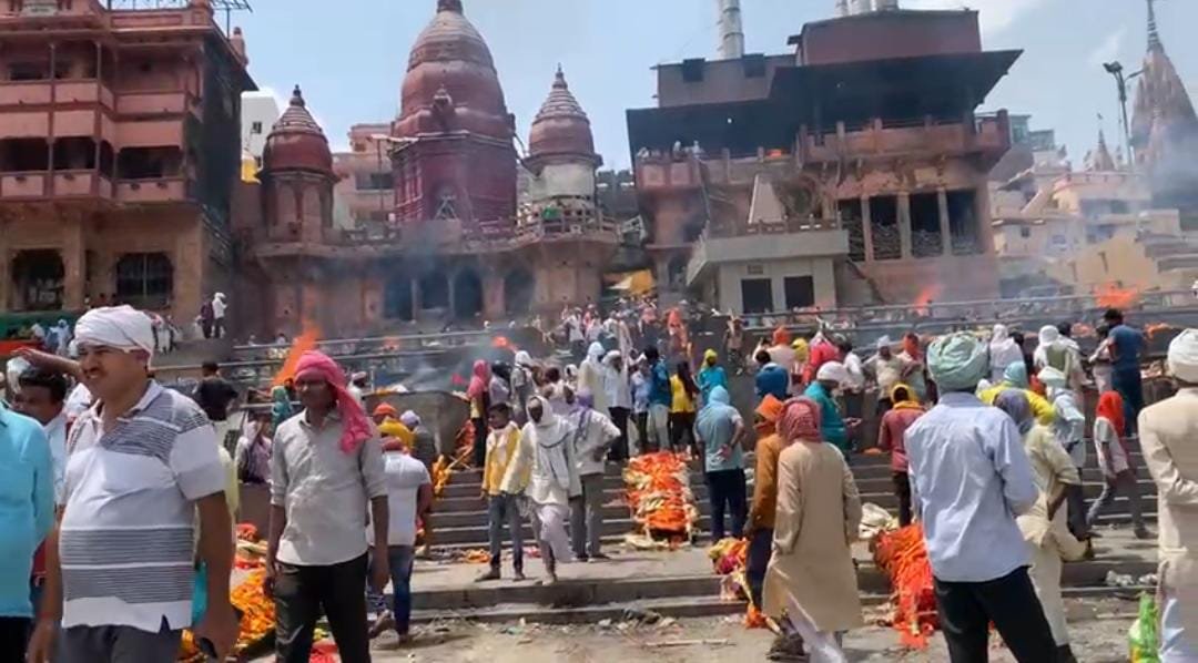जानिए क्यों काशी में मोक्ष के लिए करना पड़ रहा इंतजार, श्मशान घाट पर लगी शवों की लंबी कतार !