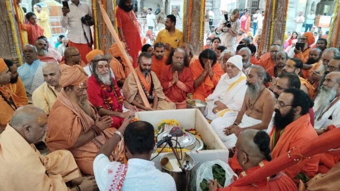 श्री राम मंदिर मुक्ति आंदोलन में मृत कार सेवकों के लिए श्री काशी विश्वनाथ मंदिर में संतो ने किया महारुद्राभिषेक