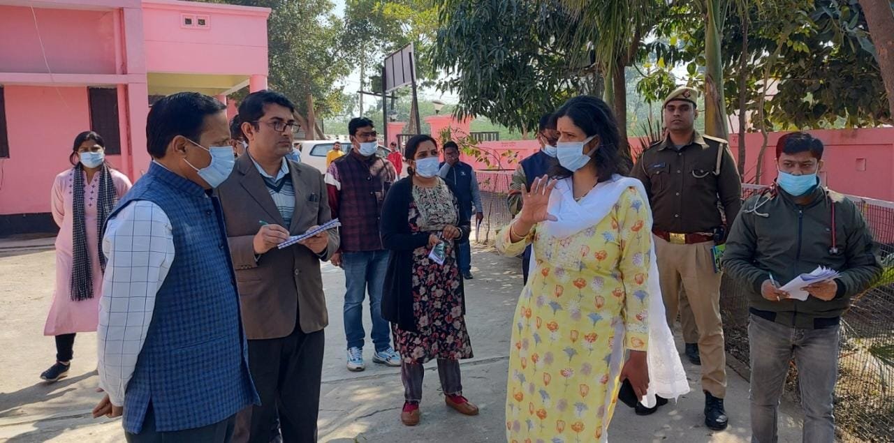 Raibareli-जिलाधिकारी ने सामुदायिक स्वास्थ्य केन्द्र हरचंदपुर का किया औचक निरीक्षण