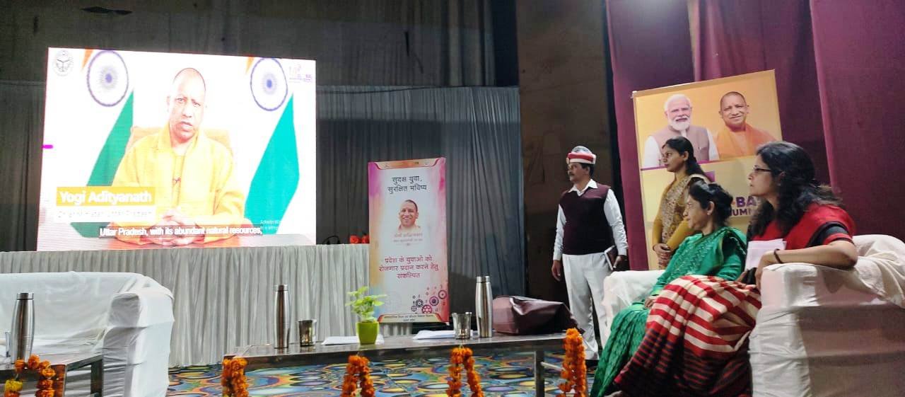 Raibareli-पूर्व आईएएस अनीता भटनागर जैन ने छात्रों को ग्लोबल इन्वेस्टर्स समिट की दी जानकारी