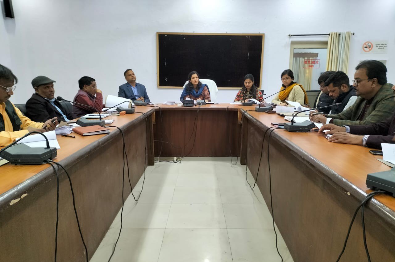 Raibareli-पेट्रोल पम्पों पर माप एवं गुणवत्ता की जांच नियमित रूप से की जाए : डीएम