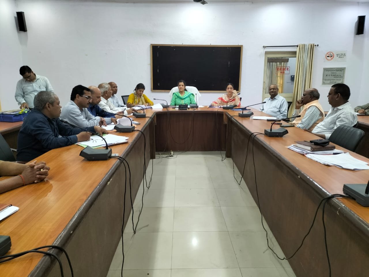 Raibareli-उद्योग विभाग के अधिकारी स्वयं पहल करें, उद्यमियों की शिकायतों की प्रतीक्षा न करें: डीएम