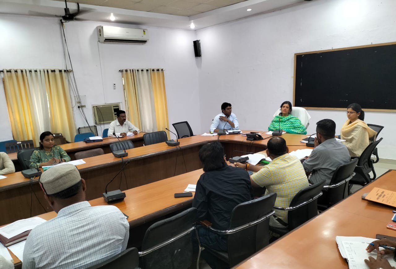 Raibareli-जनपद में प्रतिबन्धित प्लास्टिक के प्रयोग के विरूद्ध लगातार अभियान चलाया जाए: डीएम