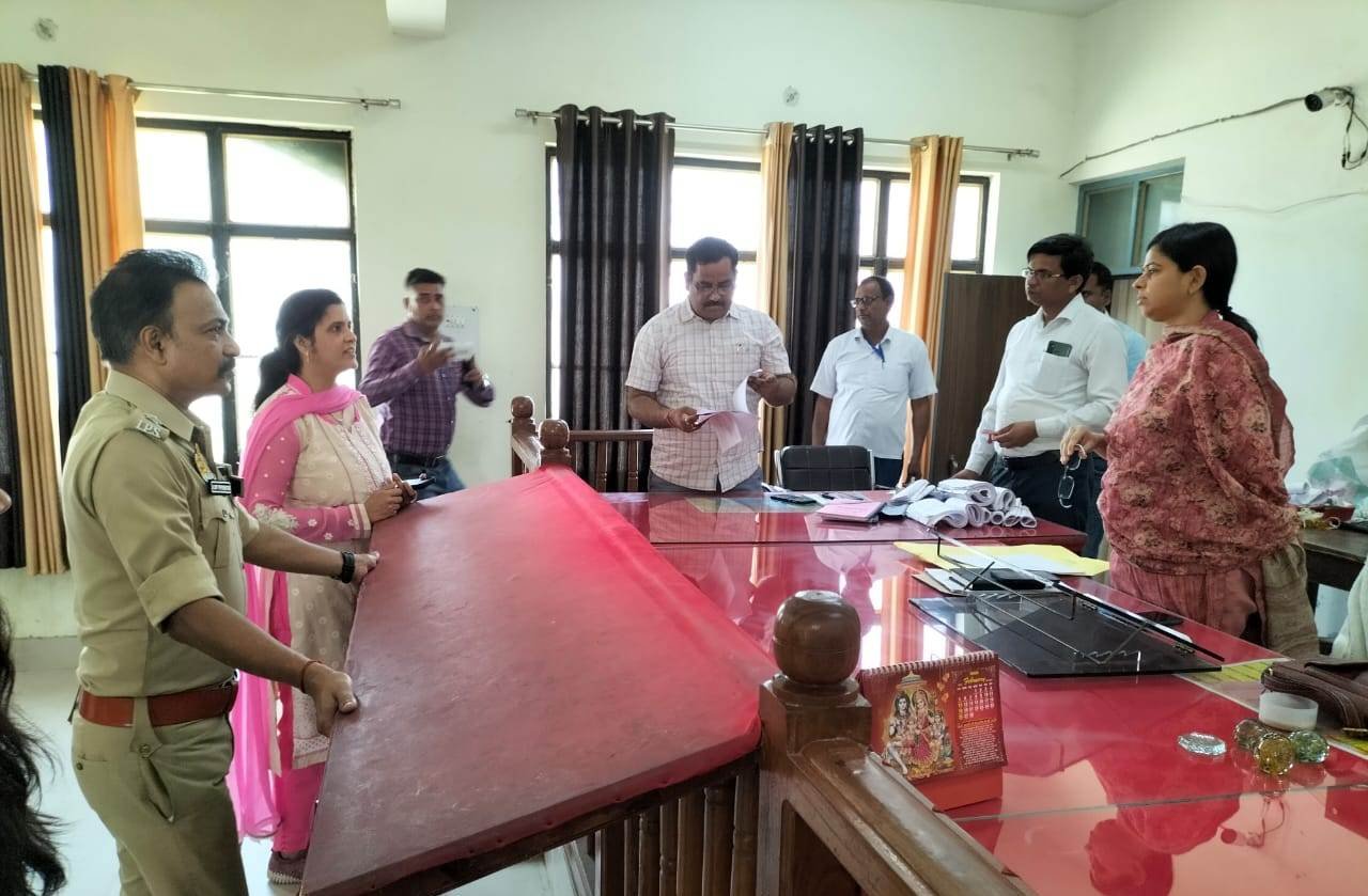 Raibareli-नामांकन के दौरान आदर्श आचार संहिता का कड़ाई किया जाए अनुपालन: माला श्रीवास्तव