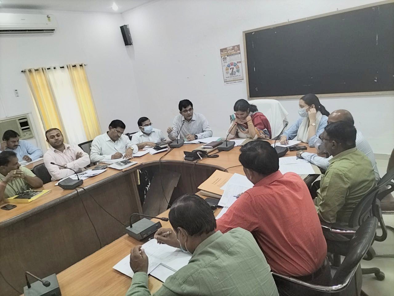 Raibareli-मतदान केन्द्रों पर सभी व्यवस्थाएं रखें दुरूस्त: जिला मजिस्ट्रेट