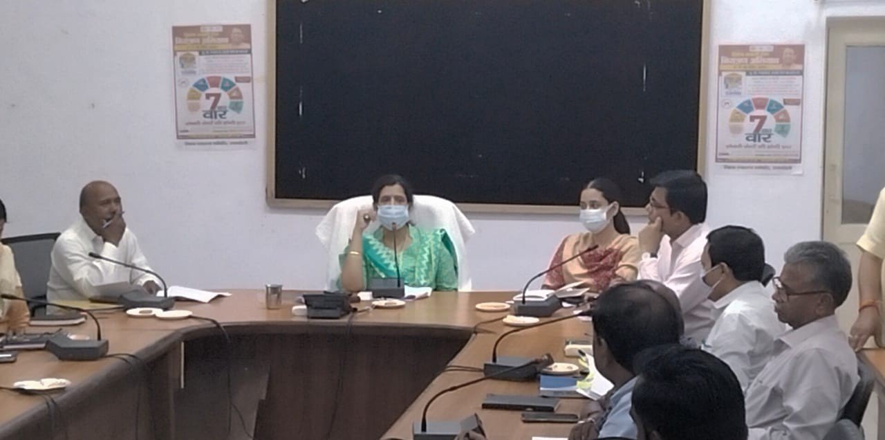 रायबरेली-जिलाधिकारी ने बिजली के जर्जर तारों को बदलने के कार्यो की समीक्षा