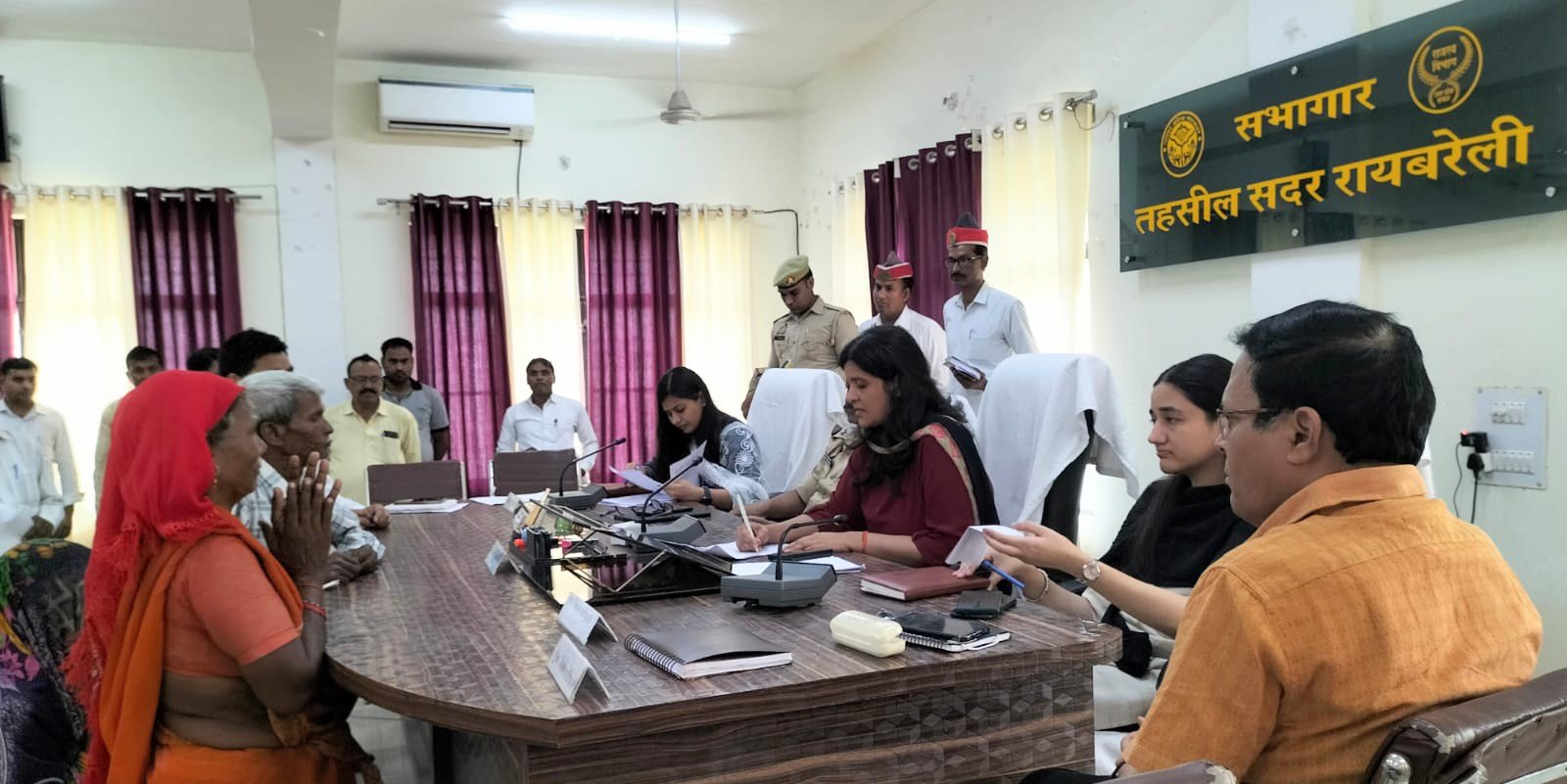 Raibareli-डीएम ने तहसील सदर संपूर्ण समाधान दिवस में लोगों की समस्याओं को सुना, निस्तारण के दिये निर्देश