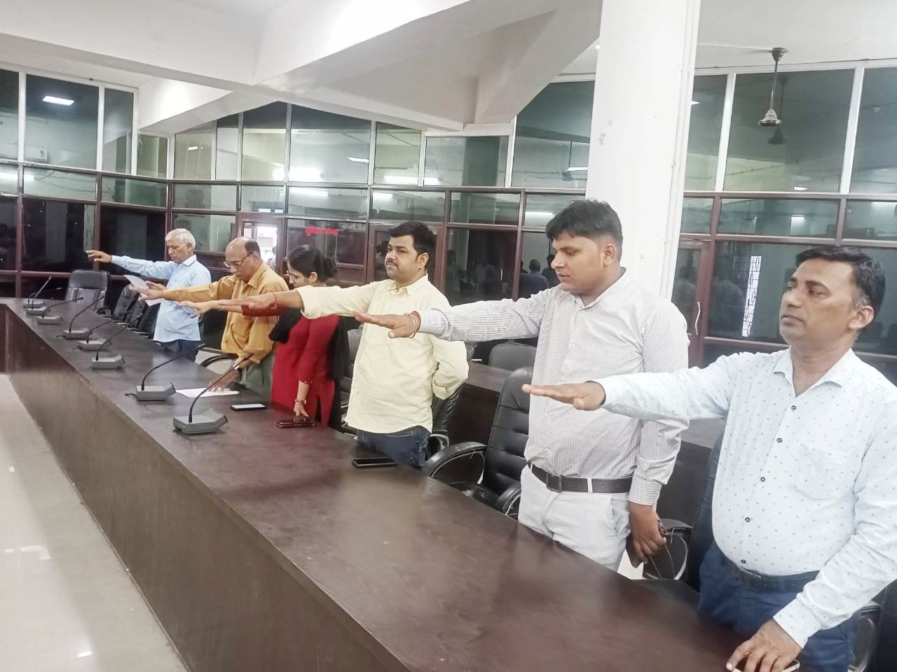 Raibareli-पर्यावरण को बचाने के लिए अधिकारी/कर्मचारियों को दिलाई गई शपथ, वृक्षारोपण किया गया