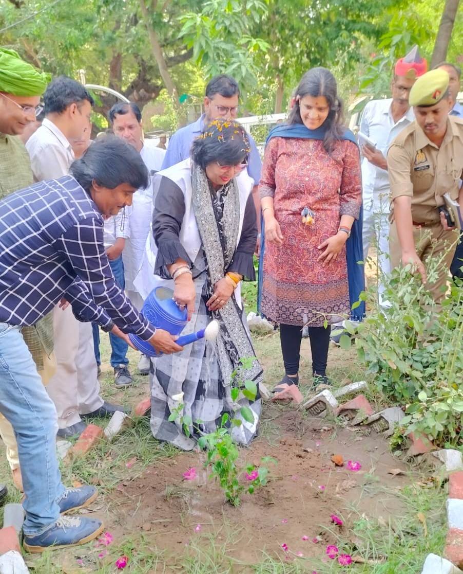 Raibareli-प्रभारी मंत्री व जिलाधिकारी ने कलेक्ट्रेट में औषधीय पौधे लगाकर पर्यावरण को शुद्ध रखने का लिया संकल्प