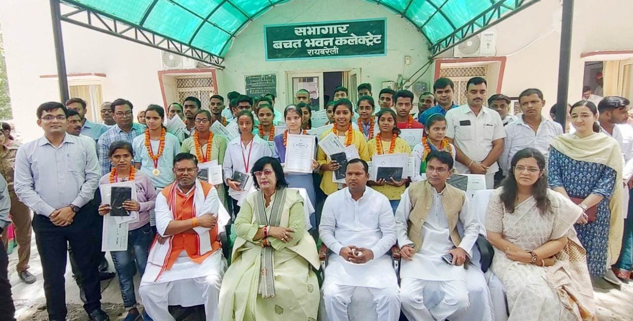 छात्र-छात्राओं को चेक, टैबलेट, प्रशस्ति पत्र व मेडल पहनाकर किया गया सम्मानित