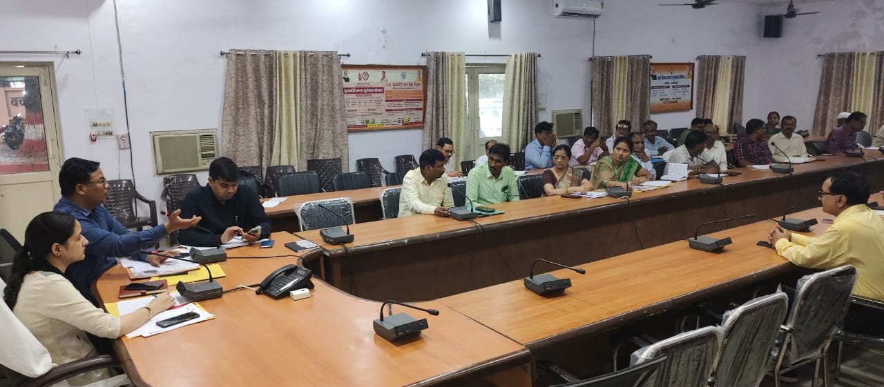 Raibareli-मुख्य विकास अधिकारी ने खंड शिक्षा अधिकारियों और माध्यमिक विद्यालय के प्रधानाचार्य के साथ की बैठक