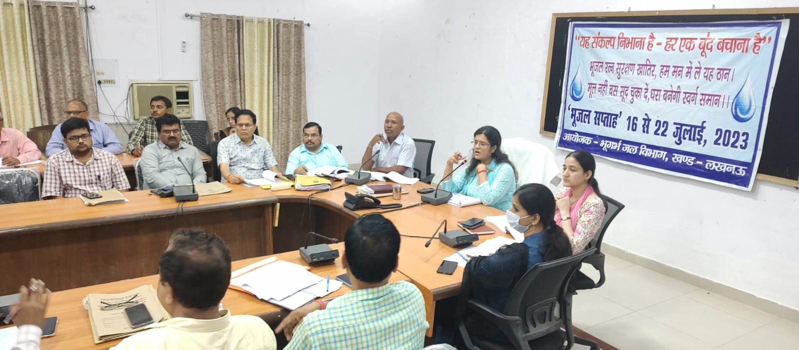 Raibareli-जिलाधिकारी ने की अध्यक्षता में विकास और निर्माण कार्यों की समीक्षा बैठक सम्पन्न