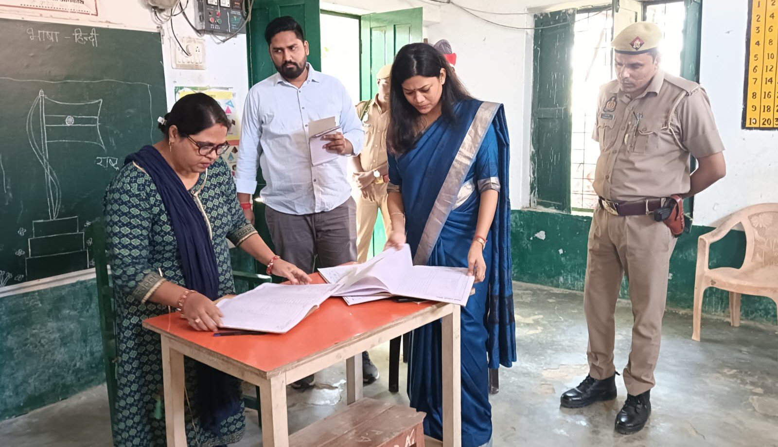 Raibareli-DM ने प्राथमिक विद्यालयों का किया निरीक्षण