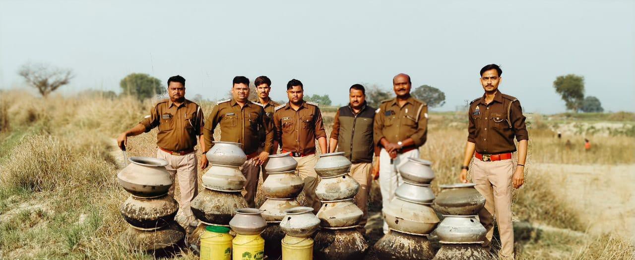 Raibareli-आबकारी विभाग की बड़ी कार्रवाई, 65 लीटर पकड़ी कच्ची शराब