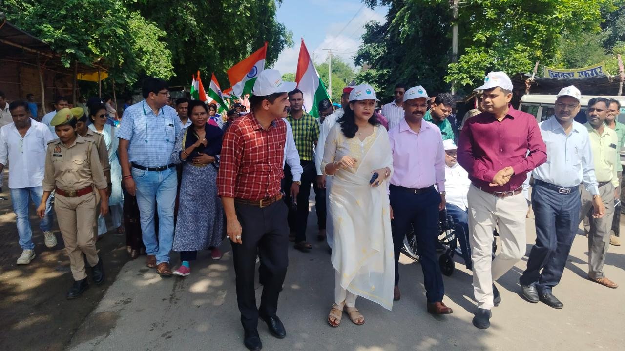 Raibareli-हर घर तिरंगा: झण्डा लेकर डीएम ने बच्चों के साथ में निकाली तिरंगा यात्रा 