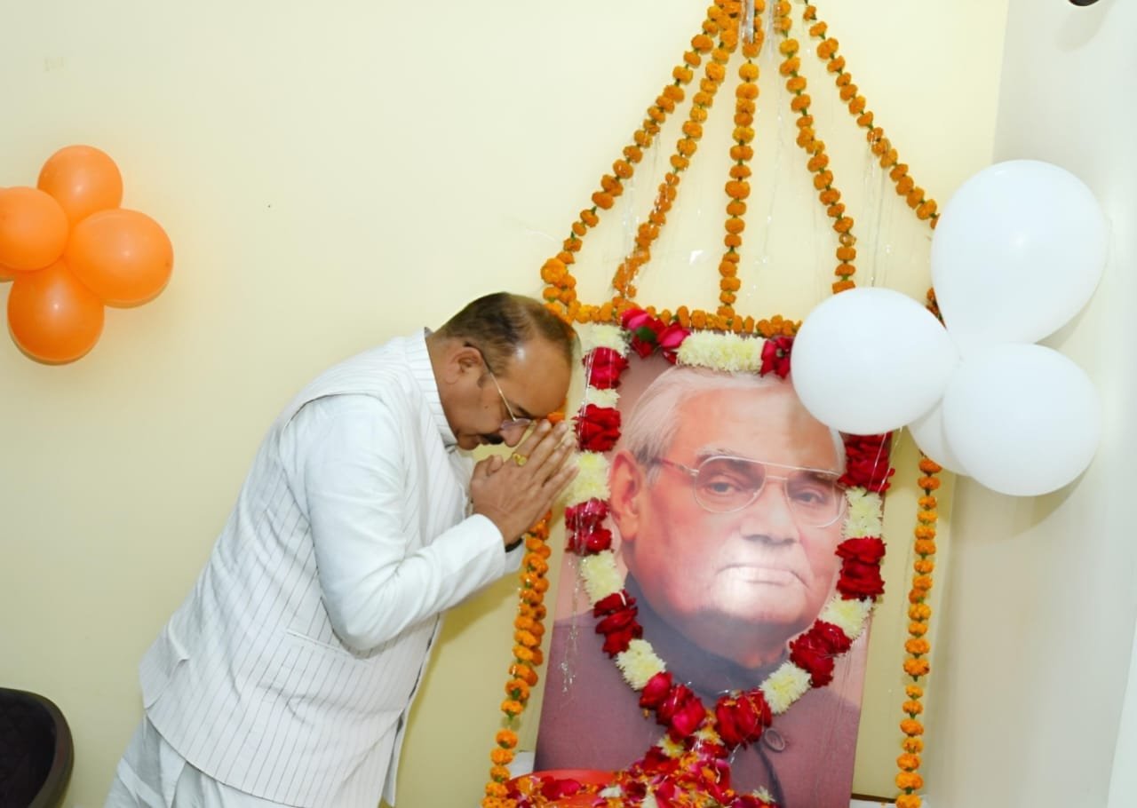 रायबरेली-मा0 राज्य मंत्री (स्वतंत्र प्रभार) दिनेश प्रताप सिंह ने श्रद्धेय पं0 अटल बिहारी वाजपेयी जी जयंती मनाई
