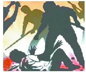 Raibareli-लखनऊ से पहुँचे मंडी के जेई को दौड़ा दौड़ा कर पीटा 