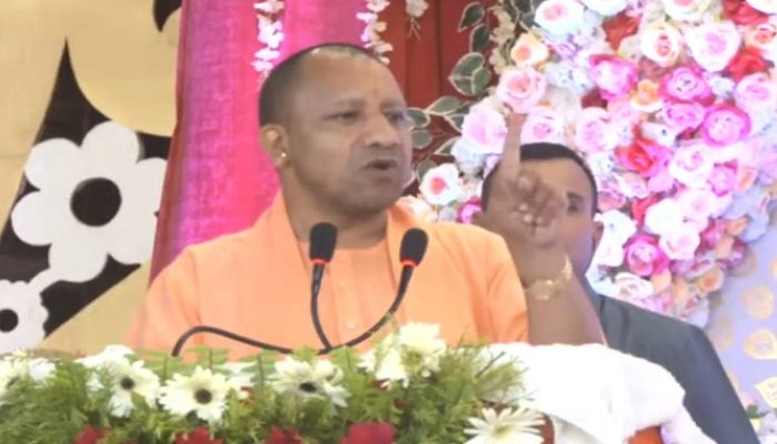 CM योगी ने गिनाईं योजनाएं, बोले – ‘कोरोना काल में फ्री राशन,फ्री इलाज,फ्री वैक्सीन दी…’