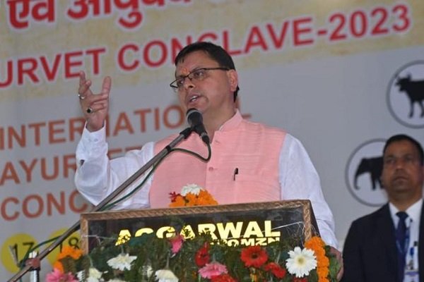 CM पुष्कर सिंह धामी पहुंचे हरिद्वार, ऋषिकुल आयुर्वेद यूनिवर्सिटी में आयोजित कार्यक्रम में हुए शामिल