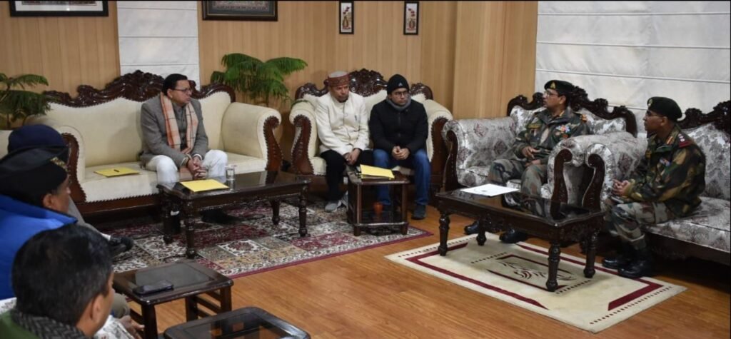 सीएम धामी ने जोशीमठ में जनप्रतिनिधियों, नागरिकों के साथ की बैठक, आपदा की घड़ी में तालमेल बनाकर काम करने की कही बात