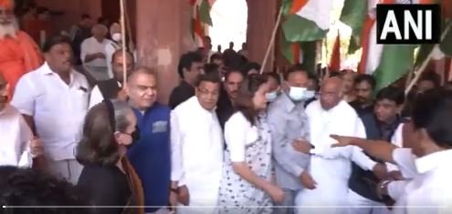 बजट सत्र के अंतिम दिन विपक्षी सांसदों ने निकाला तिरंगा मार्च, सोनिया गांधी सहित कई बडे़ नेता शामिल!