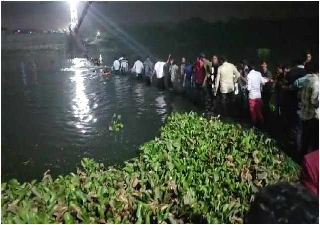 मोरबी हादसे में अब तक 141 से ज्यादा लोगों की मौत, कई अभी भी लापता, रेस्क्यू में जुटी NDRF और सेना की टीमें