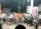 रायबरेली-देर रात घरों में आराम करने की जगह पेट्रोल टंकियों पर लंबी-लंबी कतारो में दिखे लोग