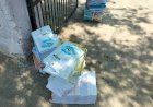 रायबरेली-स्कूल गेट पर लावारिस मिलीं बच्चों की किताबें, वायरल वीडियो से शिक्षा विभाग पर उठे सवाल