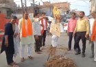 रायबरेली-भाजपा कार्यकर्ताओं ने सांसद पप्पू यादव का पुतला फूंका, साधु-संतों के अपमान का आरोप लगाकर किया प्रदर्शन