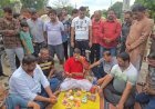 रायबरेली बदहाल सड़क के बीच कराई सत्यनारायण भगवान की कथा, अनोखे अंदाज में जताया विरोध