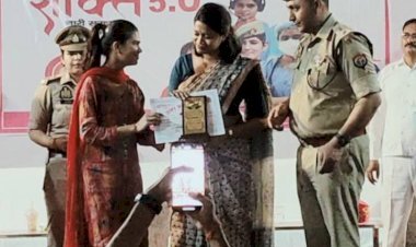 लोक गायिका को डीएम ने किया गया सम्मानित