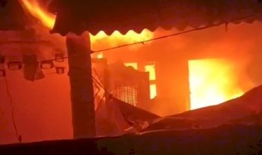 रायबरेली शहर के आजाद नगर मोहल्ले में संदिग्ध परिस्थितियों में घर में लगी भीषण आग