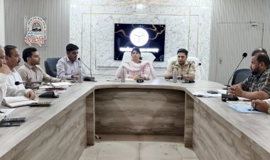 रायबरेली- होमगार्ड भर्ती परीक्षा को लेकर डीएम सरनीत कौर ने अधिकारियों के साथ की बैठक