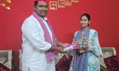 रायबरेली-पत्रकार की बेटी प्रतिभाशाली छात्रा उम्मे हबीबा को भावी प्रत्याशी मनीष देव पाल ने किया सम्मानित