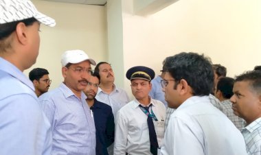 रायबरेली-शौचालय में ताला बंद मिलने से डीआरएम ने जताई नाराजगी