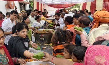 रायबरेली-डीएम ने श्रद्धालुओं को वितरित किया प्रसाद