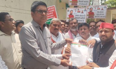 बिजली संकट पर सपा का हल्ला बोल, राज्यपाल संबोधित 10 सूत्रीय ज्ञापन अधिशासी अभियंता को सौपा