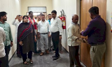 डीएम ने राजनैतिक दलों के प्रतिनिधियों के साथ ईवीएम/वीवीपैट वेयर हाउस का किया निरीक्षण