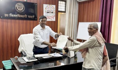 रायबरेली डीएम ने जनसुनवाई में आए प्रार्थी को तत्काल डिक्री कराई जारी