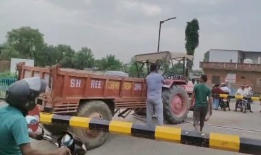 रायबरेली-मुंशीगंज रेलवे क्रॉसिंग पर ट्रैक्टर-ट्रॉली फंसने से टला बड़ा हादसा,हटाया गया गेटमैन