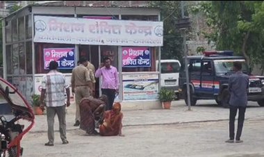 दबंगों से परेशान पीड़िता थाना परिसर में पुलिस के सामने घुटनों पर बैठकर कर रही है न्याय की मांग