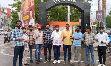 रायबरेली-अश्रुपूर्ण श्रद्धांजलि: मासूम बेटियों को न्याय दिलाने की मांग को लेकर निकाला गया कैंडल मार्च