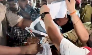 रायबरेली में सपाइयों का प्रदर्शन, पुलिस के सामने पीएम का पोस्टर जलाया