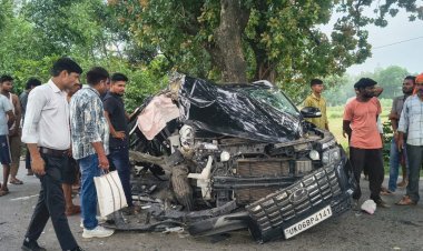 रायबरेली ट्रैक्टर व कार की जोरदार टक्कर, कार चालक गंभीर रूप से घायल, कार के उड़े परखच्चे