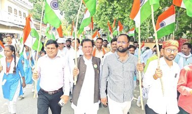 रायबरेली-महराजगंज कस्बे में निकली भव्य तिरंगा यात्रा, सैकड़ों लोगों ने लिया हिस्सा