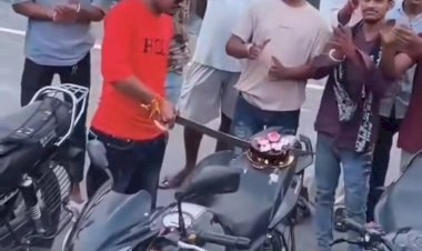 रायबरेली में रीलबाजों पर कानून का खौफ नहीं! बाइक पर रखकर तलवार से काटा बर्थडे केक, वीडियो वायरल