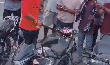 रायबरेली में रीलबाजी का जुनून! बाइक पर रखकर काटा केक, तलवार लहराने का वीडियो वायरल