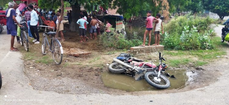 Raibareli-तेज रफ्तार लोड़र की टक्कर से बाइक सवार युवक हुआ घायल*